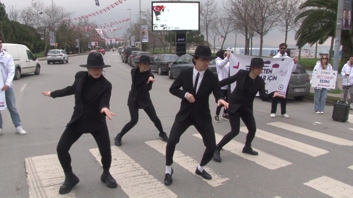 1710527519 24 Kadikoy trafiginde moonwalk dansi Strres topu dagittilar