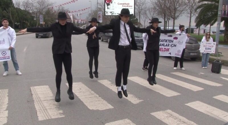 1710527520 Kadikoy trafiginde moonwalk dansi Strres topu dagittilar