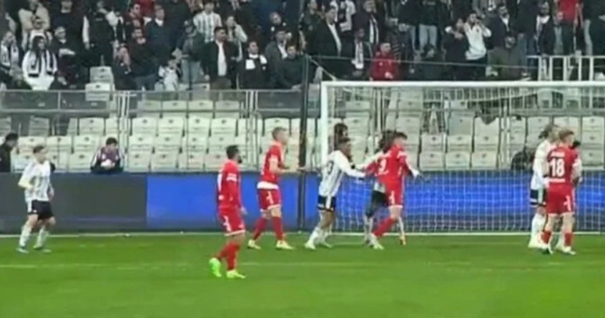 1710613469 382 VAR uyardi Antalyaspor penalti kazandi