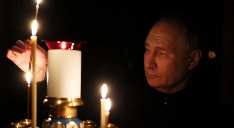 1711376418 Putin Moskovadaki teror saldirisinda olenlerin anisina mum yakti