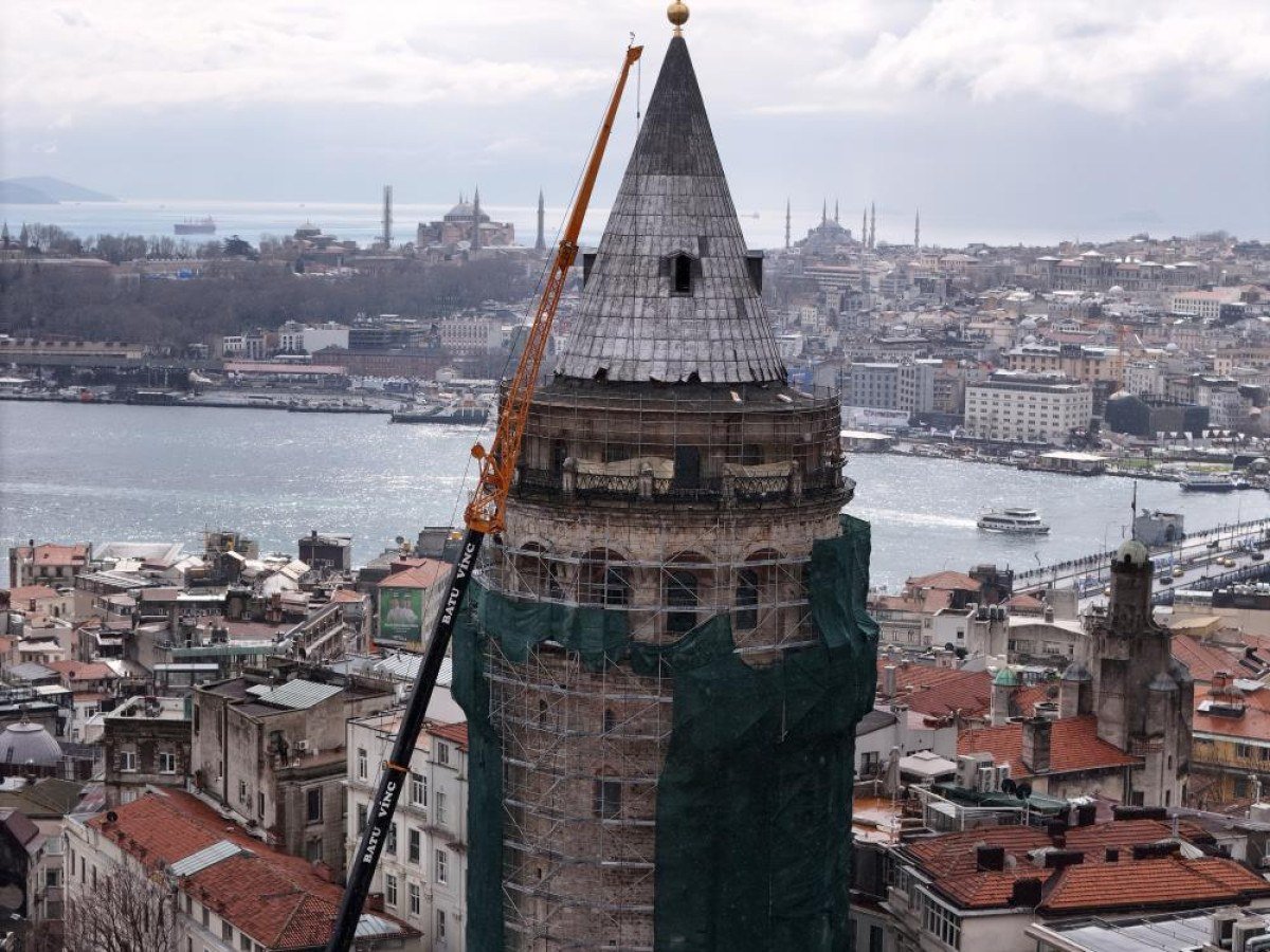 1711439955 687 Istanbulun simgesi Galata Kulesi insaat filesiyle sarildi