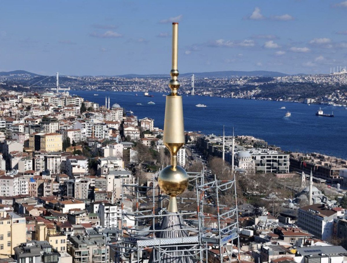 1711439955 733 Istanbulun simgesi Galata Kulesi insaat filesiyle sarildi