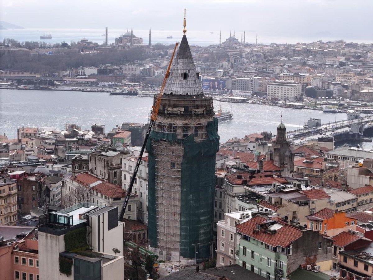 1711439955 875 Istanbulun simgesi Galata Kulesi insaat filesiyle sarildi