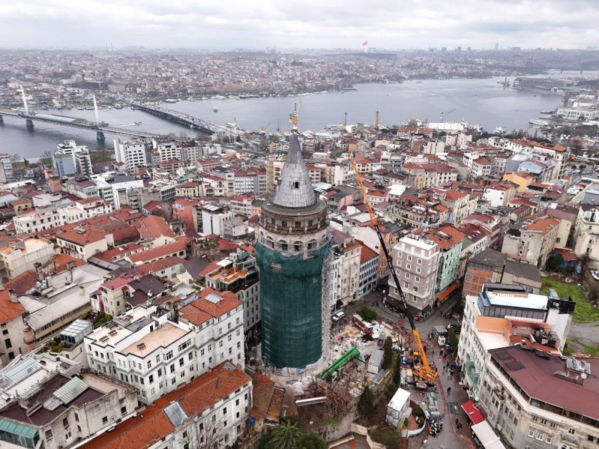 1711439955 939 Istanbulun simgesi Galata Kulesi insaat filesiyle sarildi