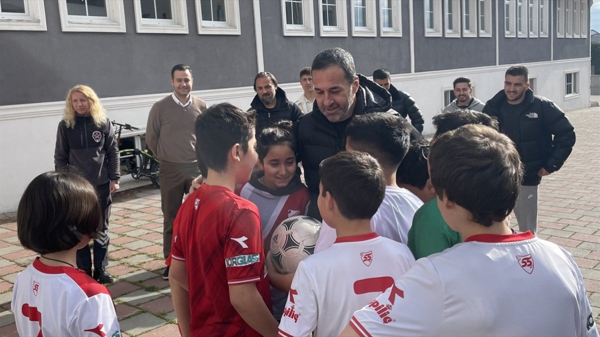 Bolusporda Yalcin Kosukavak ve futbolcular ogrencilerle bulustu