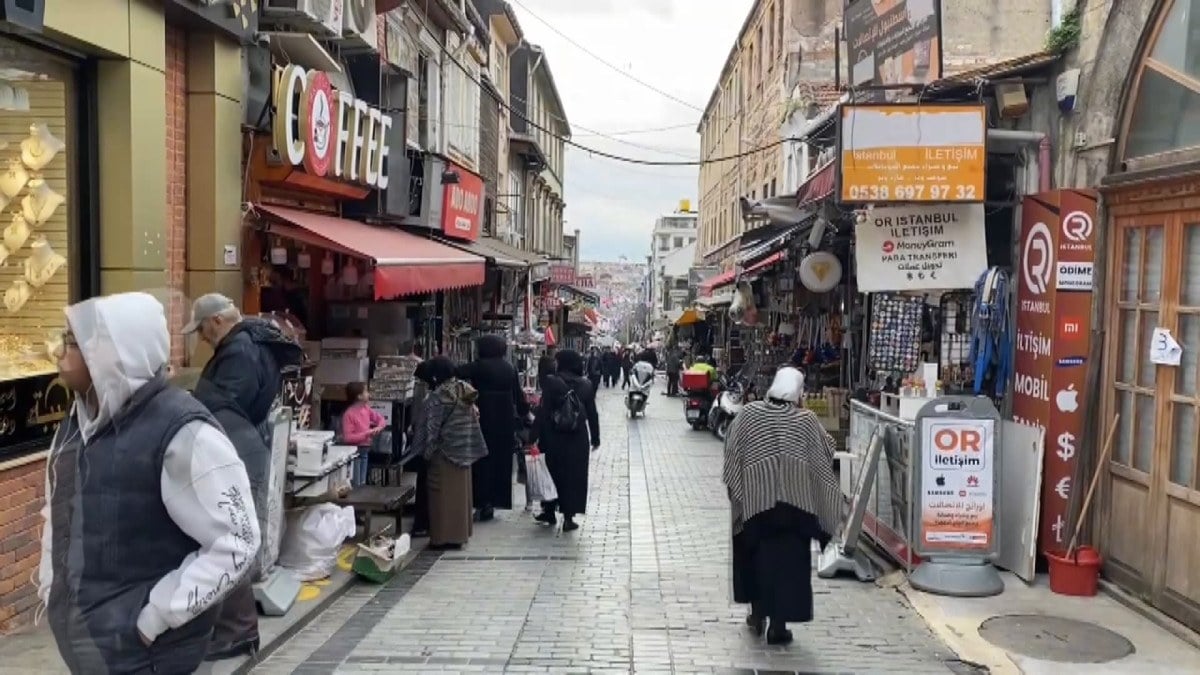 Istanbulda carsafli bir kadina dayak Yerlerde suruklendi