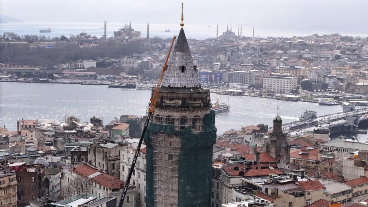 Istanbulun simgesi Galata Kulesi insaat filesiyle sarildi