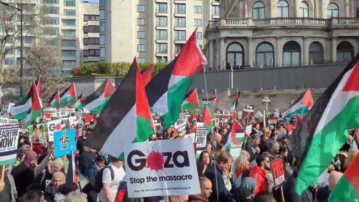 Londrada on binlerce protestocu Gazzede ateskes icin yurudu