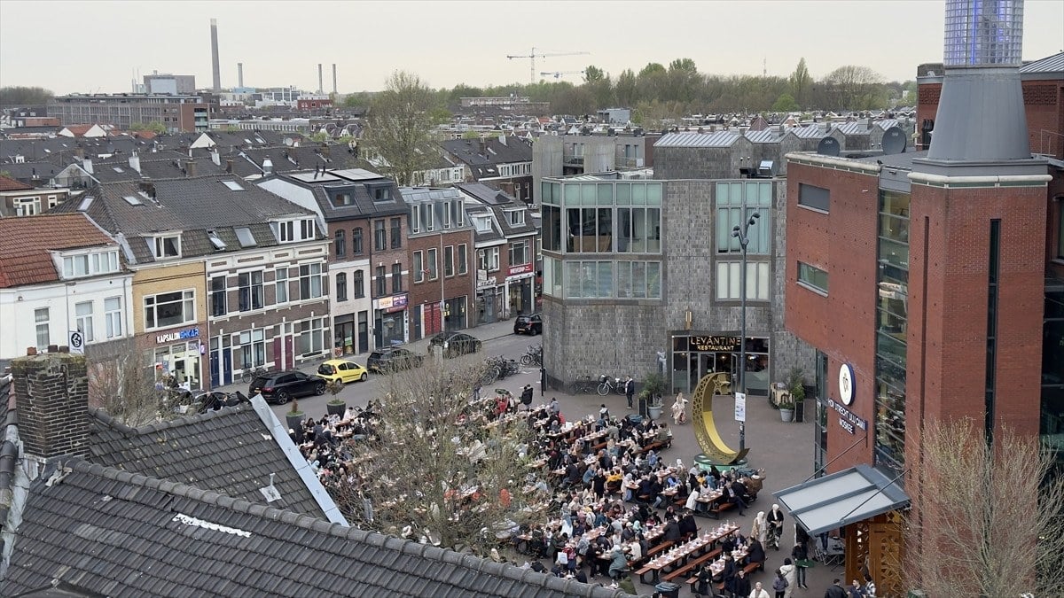 1712471280 564 Hollandada cami onunde 1500 kisilik sokak iftari duzenlendi