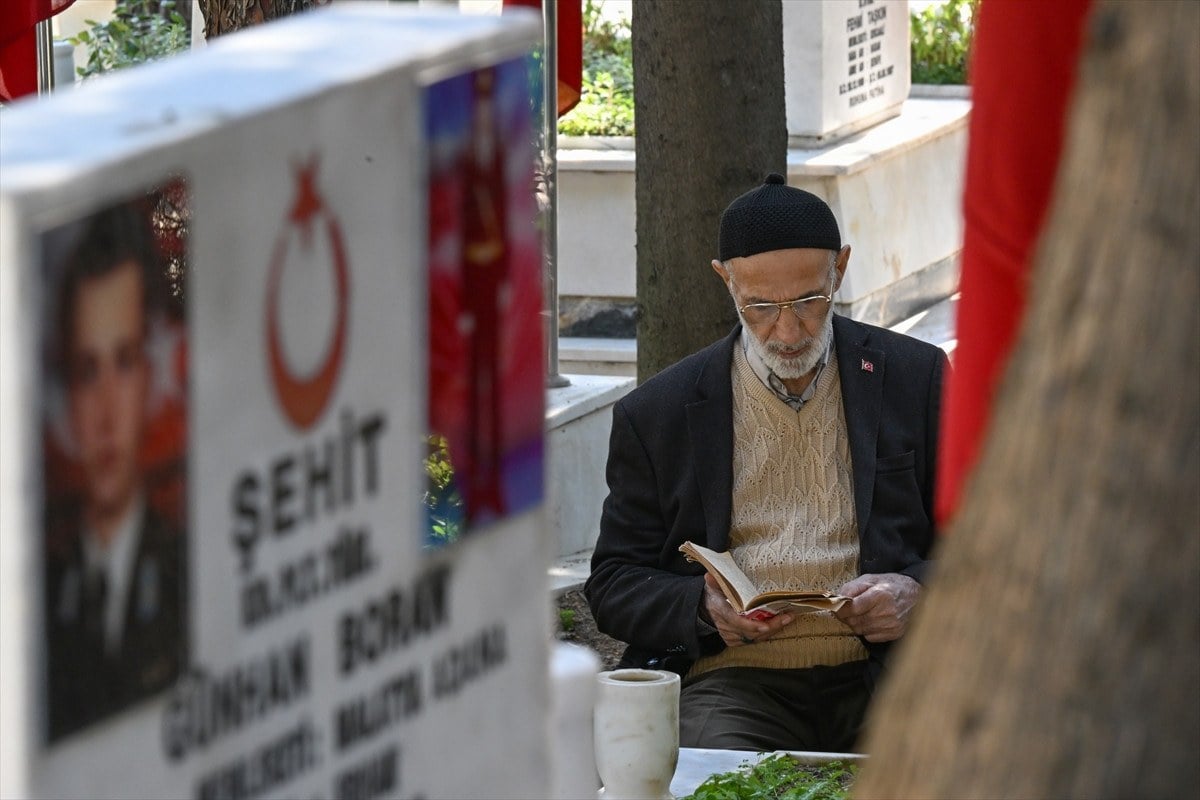 1712659375 50 Bayram oncesi sehitliklerde huzunlu ziyaret