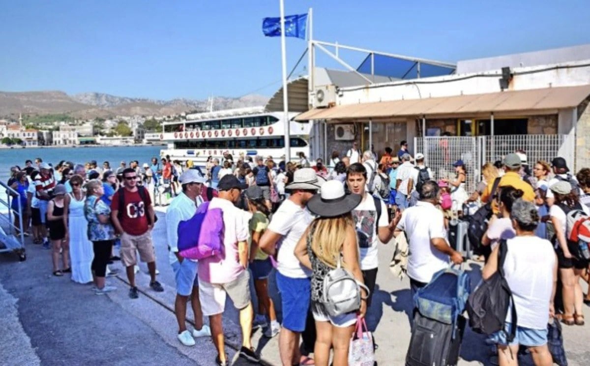 1712957287 831 Yunan adalarina Turk turist akini 20 bin kisi gitti