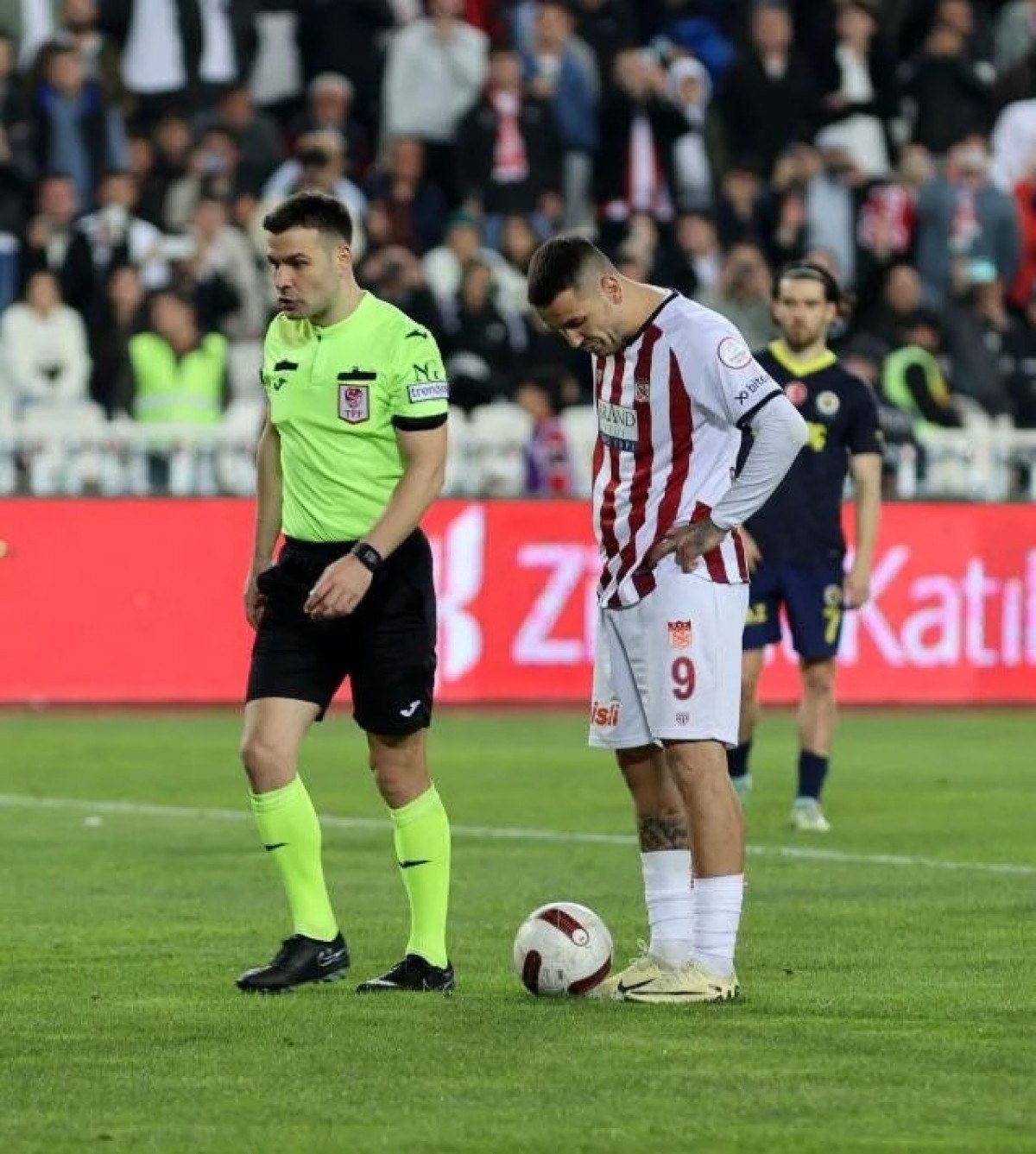 1713852795 50 Fenerbahce macindaki penalti pozisyonuna hakem yorumculari ne dedi