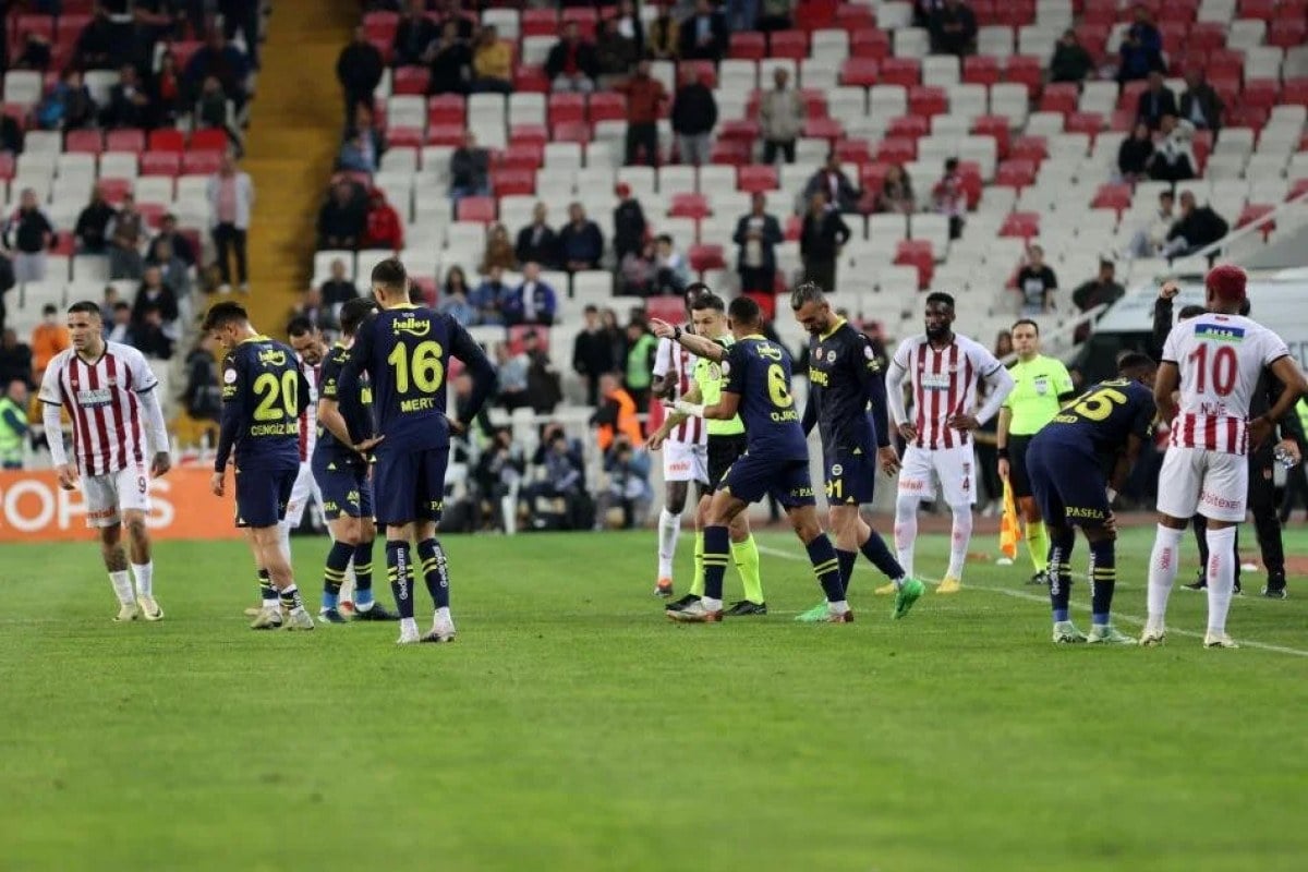 1713852795 757 Fenerbahce macindaki penalti pozisyonuna hakem yorumculari ne dedi