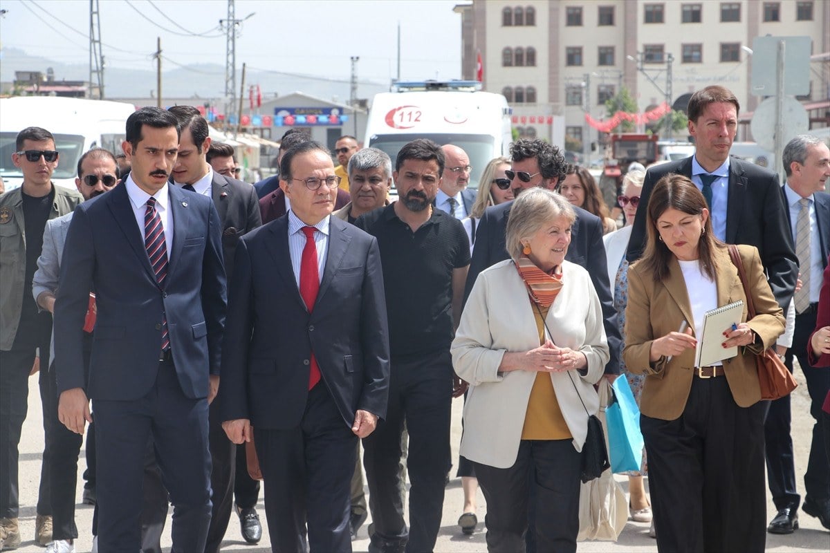 1714042070 240 AB Komisyonu uyesi Ferreira Gaziantep Nurdaginda depremzedelerle bulustu