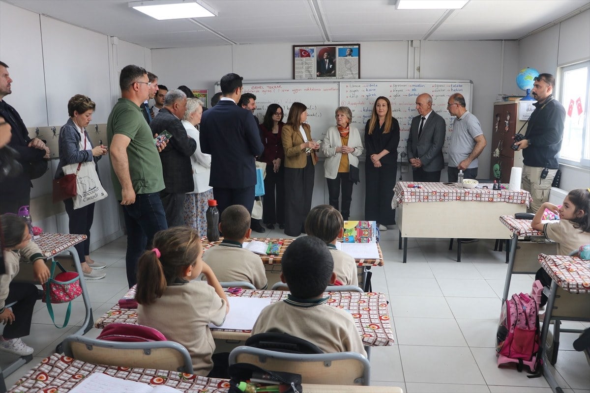 1714042070 489 AB Komisyonu uyesi Ferreira Gaziantep Nurdaginda depremzedelerle bulustu