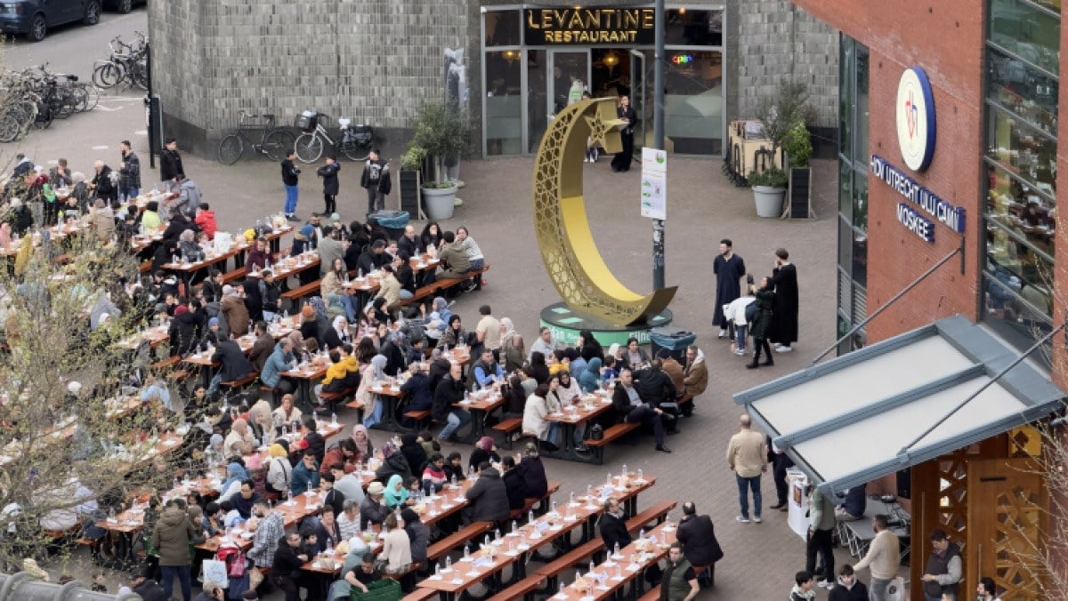 Hollandada cami onunde 1500 kisilik sokak iftari duzenlendi