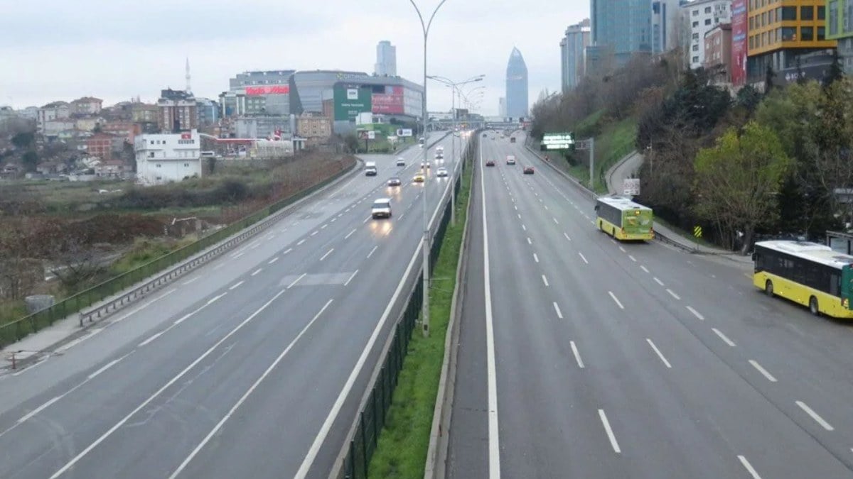 Istanbulda yollar bos kaldi