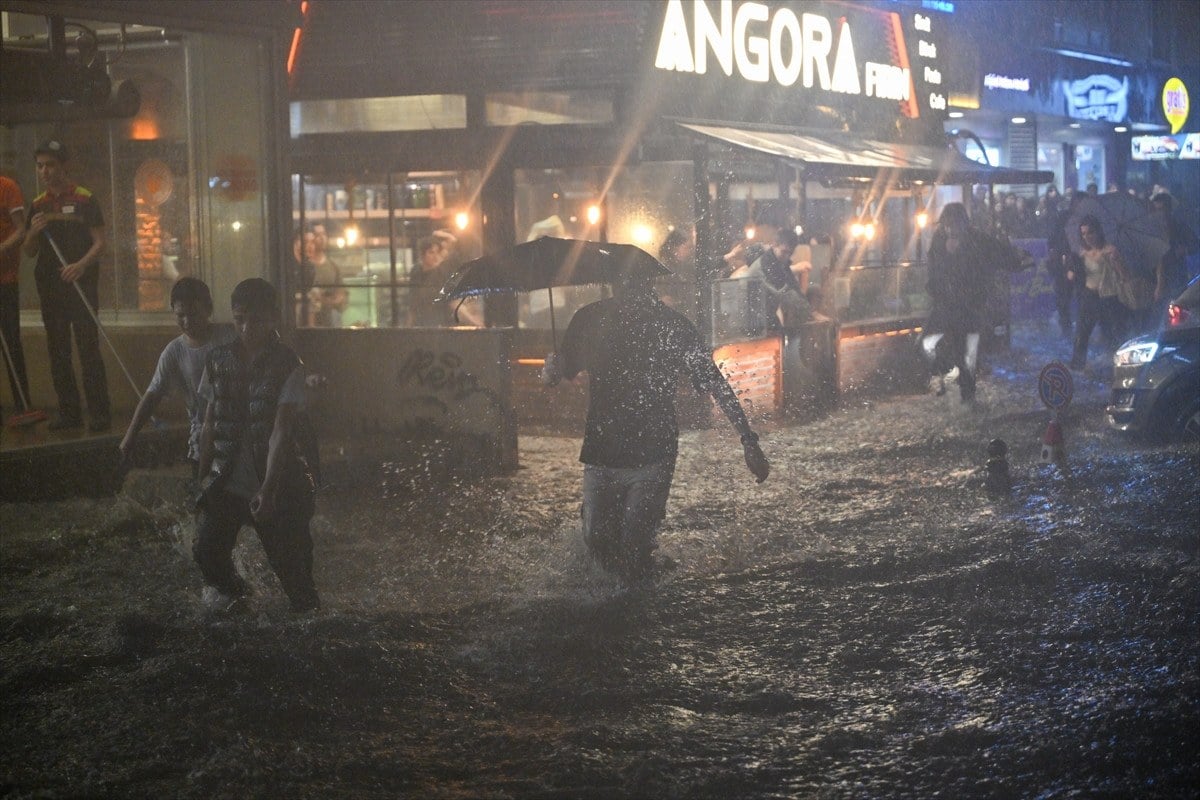 1714545932 239 Ankarada saganak trafigi ve hayati felc etti