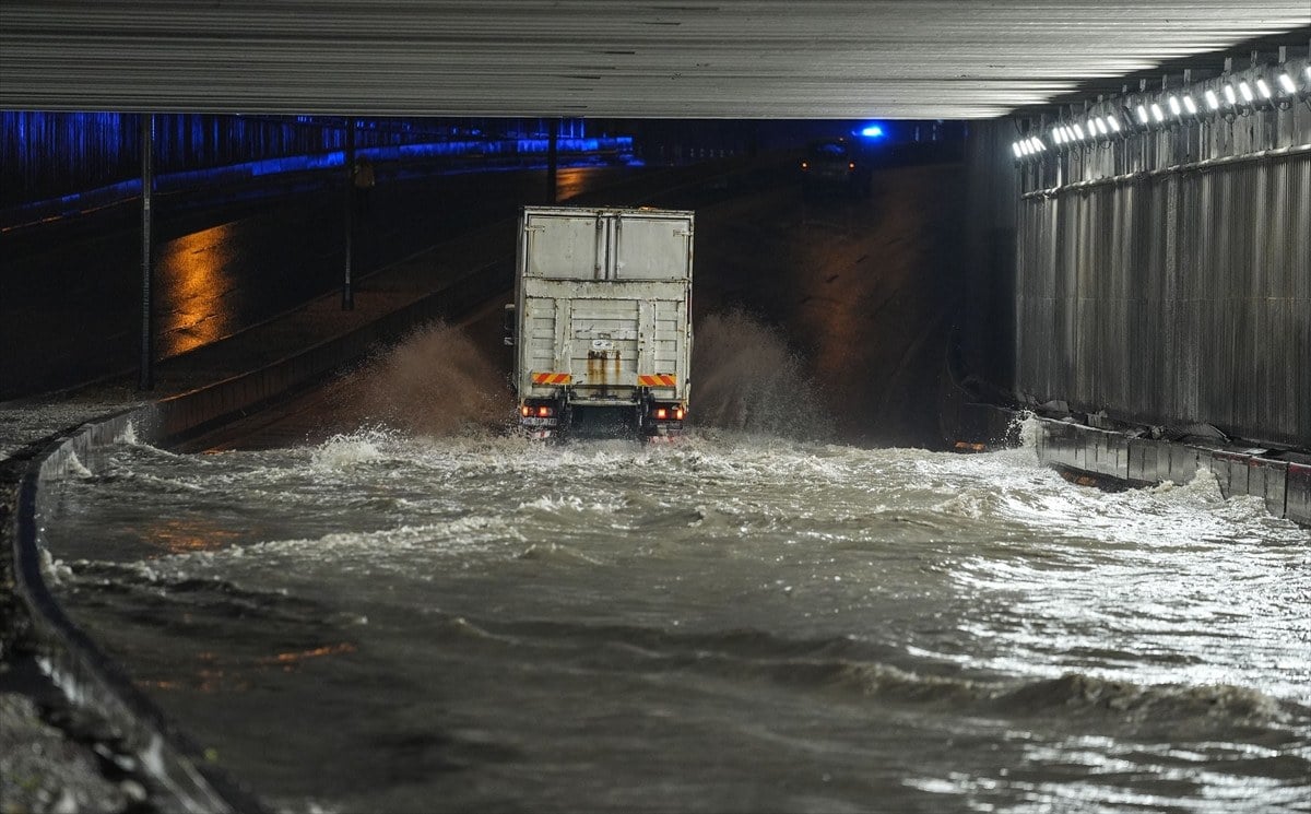 1714545932 38 Ankarada saganak trafigi ve hayati felc etti