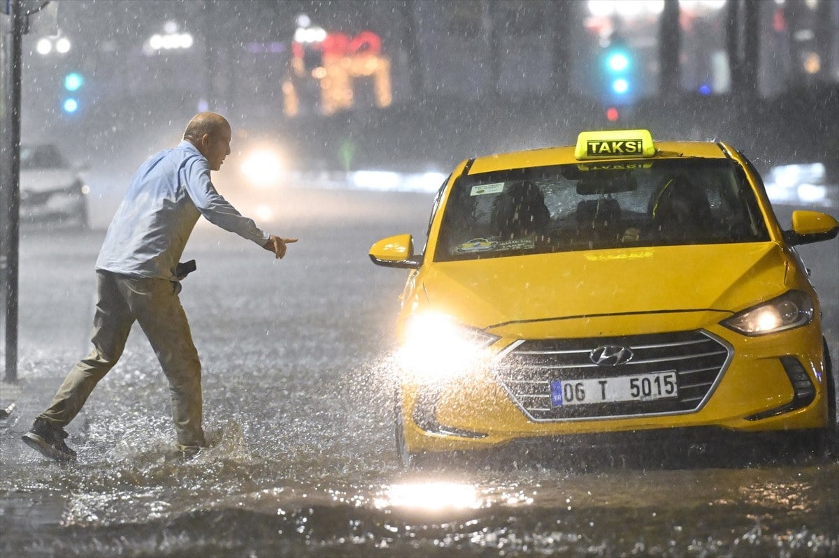 1714545932 549 Ankarada saganak trafigi ve hayati felc etti