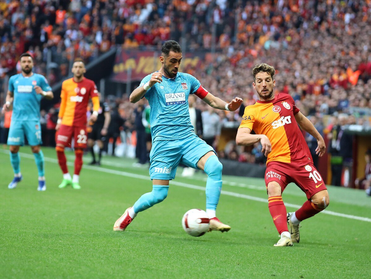 1715239637 130 Dries Mertens yildizlari solladi