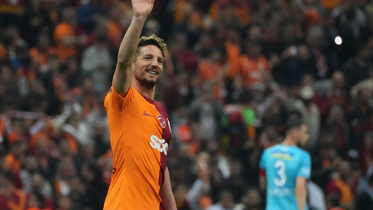 Dries Mertens yildizlari solladi